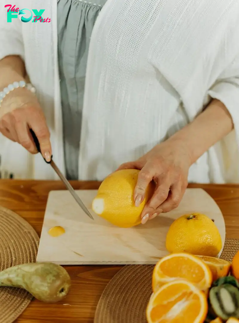 A person cutting oranges | Source: Pexels