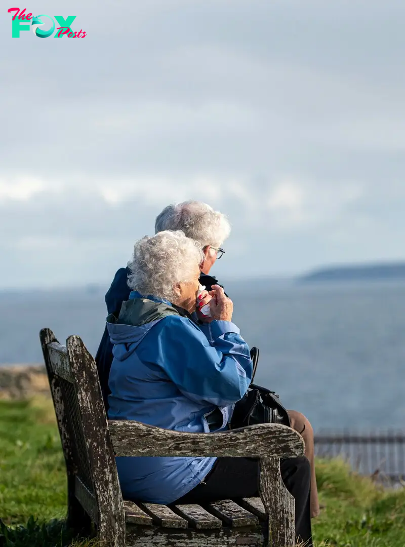 An elderly couple sitting on a bench | Source: Unsplash