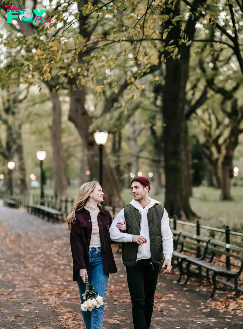 A couple taking a walk | Source: Pexels