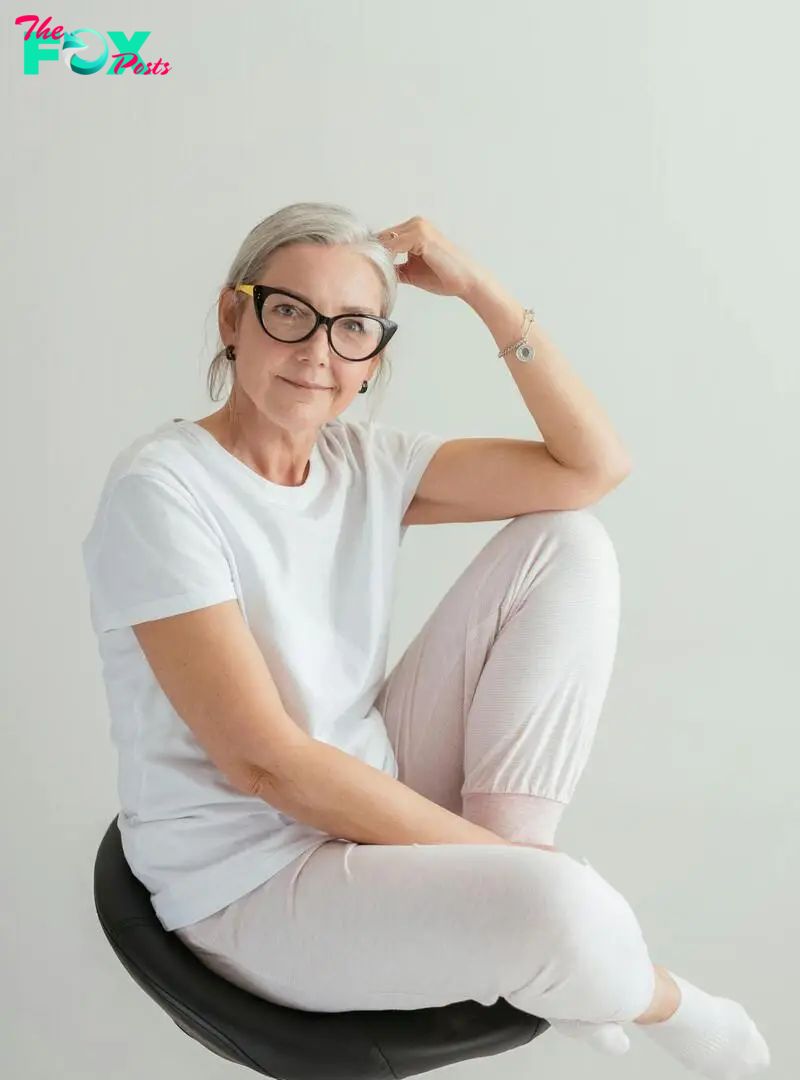 An older woman sitting | Source: Pexels