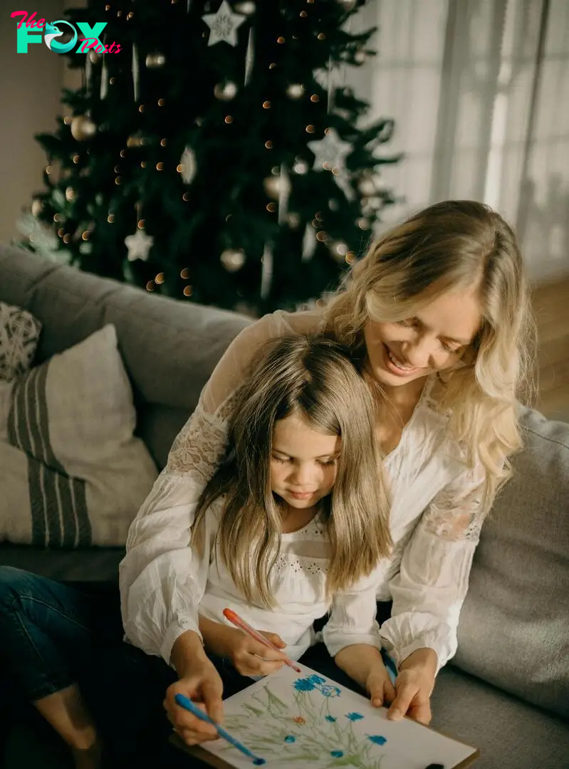 A young mother and daughter | Source: Pexels