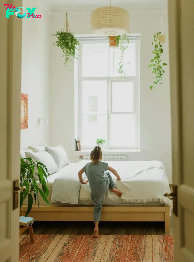 A little girl climbing into bed | Source: Pexels