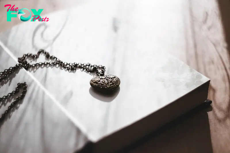 Jessica found a pendant inside the chest | Photo: Pexels