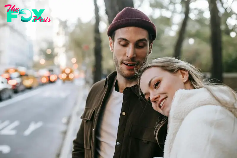 A couple on the street | Source: Pexels