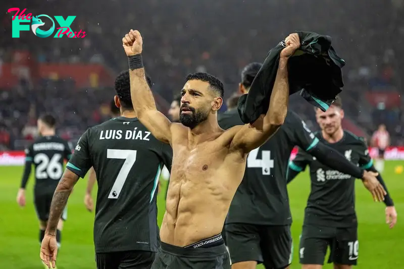 SOUTHAMPTON, ENGLAND - Sunday, November 24, 2024: Liverpool's Mohamed Salah celebrates after scoring the third goal during the FA Premier League match between Southampton FC and Liverpool FC at St Mary's Stadium. (Photo by David Rawcliffe/Propaganda)