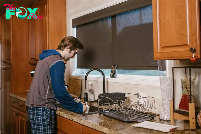 A man washing dishes | Source: Pexels