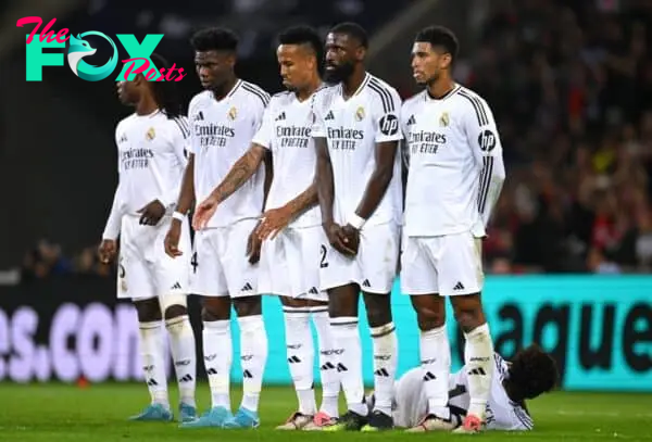 LILLE, FRANCE - OCTOBER 02: Players of Real Madrid line up as Jonathan David of LOSC Lille (not pictured) takes a penlaty during the UEFA Champions League 2024/25 League Phase MD2 match between LOSC Lille and Real Madrid C.F. at Stade Pierre Mauroy on October 02, 2024 in Lille, France. (Photo by Michael Regan - UEFA/UEFA via Getty Images)