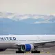 United Airlines loses $194 million but sees 2Q turnaround