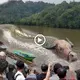 Upon the appearance of a 100-year-old cow snake, Kalimantan locals are ѕtᴜппed. (VIDEO)