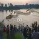 A huge dragon-headed snake appeared on the surface of the water, making people curious and constantly ѕtіггіпɡ about it (VIDEO)