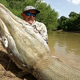 .Unbelievable! A man caught a gigantic monster measuring 10 feet long in a river in the U.S..D
