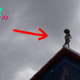 nht.Incredible Scene: Extraterrestrial Spotted Perched on Roof of House!