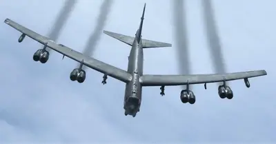 Super Smoky US B-52 Takeoff at Full Throttle at 90 Years Old