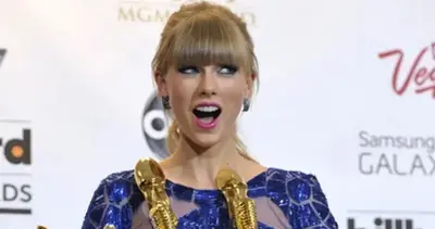 Taylor Swift Says She’s ‘So Lucky to Be’ in Fans’ Lives as She Accepts American Music Awards Trophy