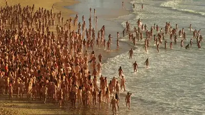 Spencer Tunick gathers 2500 volunteers for mass naked photo shoot on Bondi Beach