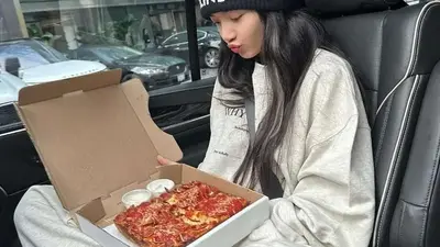 Blackpink’s Lisa enjoys yummy pizza while traveling in car, pics go viral