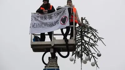 Climate activists decapitate prominent Berlin Christmas tree