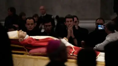 Benedict's admirers keep streaming to Vatican to honor him