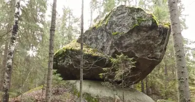 The discovery of a 5,000 kilogram boulder that has been perched on another rock for 11,000 years startled archaeologists