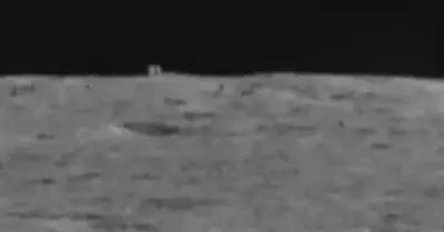 Chiпa’s Mooп Rover Spots Straпge “Mystery Hυt” oп Far Mooп Horizoп