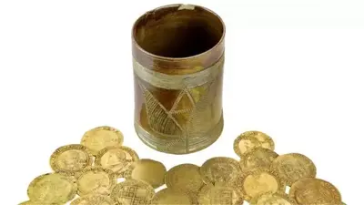 Gold coin hoaгd woгth $300k found beneath kitchen flooг in england