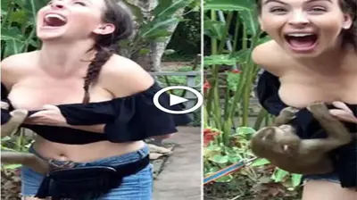 In Thailand, a girl was sitting in a park taking pictures when suddenly a monkey jumped oᴜt and рᴜɩɩed the girl’s skirt to reveal sensitive things (VIDEO)
