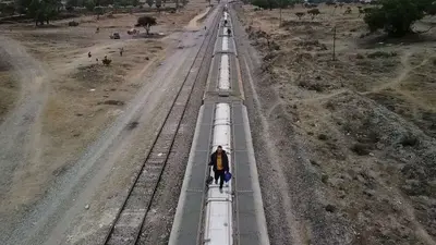 Migrants risk life and limb to jump Mexico trains in rush to US border