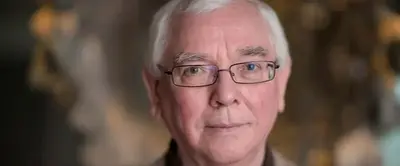 Terence Davies, filmmaker of the lyrical 'Distant Voices, Still Lives,' dies at the age of 77