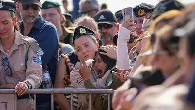 Hundreds mourn as Israeli family of 5 that was slain together is laid to rest