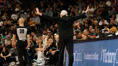 Popovich yells at Spurs fans for booing Kawhi Leonard