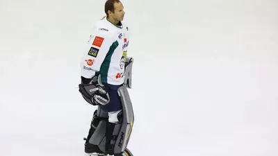 Watch: former soccer player Petr Cech makes hockey debut