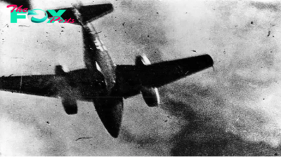 1945 Encounter: German Messerschmitt Me 262 Intercepted by American P-51 Mustang, Captured in Gun Camera Footage