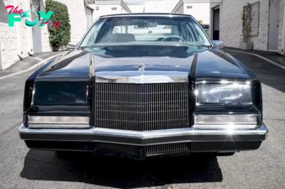 DQ “Indulge in Luxury: Exploring the Timeless Elegance of the 1982 Chrysler Imperial”