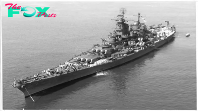 Iconic Moment Captured: USS New Jersey (BB-62) in a Stunning Shot on September 7, 1943