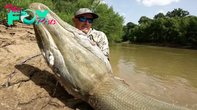 /5.Unbelievable! A man caught a gigantic monster measuring 10 feet long in a river in the U.S. ‎