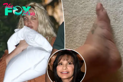 Britney Spears shows off bruised and swollen foot, seemingly blames mom for hotel drama