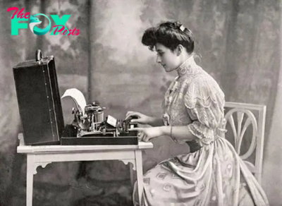 dq Before Computers: Vintage Photos of People from the Past with Their Typewriters