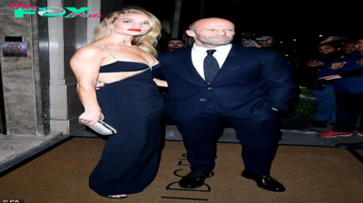 rr Rosie Huntington-Whiteley stuns in a daring black gown, exuding allure as she embraces fiancé Jason Statham at the Harper’s Bazaar Women Of The Year Awards.