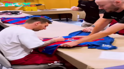 son.Two days ago: Superstar Messi signed products for the new ICONS collection, making fans crazy.