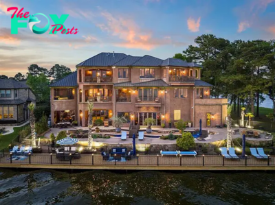 b83.”Experience Luxury: Magnificent Custom Waterfront Home in Montgomery, Texas Offers Full Amenities”