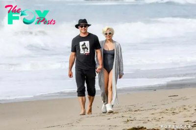 rin The calm after the storm! Lady Gaga was extremely happy while walking on the beach after the Golden Globe Awards