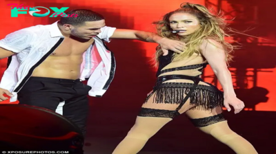 dq “Jennifer Lopez Flaunts Toned Behind in Sultry Black Fringed Bra Performance”