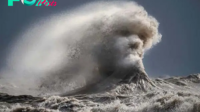 LS ”Nature photographer captures incredible image of a crashing wave that looks like a human face”