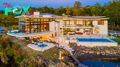 B83.An incredible Hudson River home, inspired by Frank Lloyd Wright and boasting eight bedrooms, reminiscent of the Avengers HQ from Marvel movies, is now on sale for $25 million.