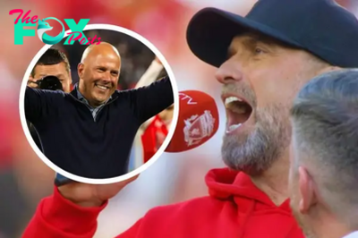 Jurgen Klopp leads Liverpool fans in song for new manager Arne Slot!