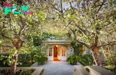 B83.Eric Schmidt, the former CEO of Google, is listing his Silicon Valley estate for $24.5 million, signaling a significant real estate move from one of the tech industry’s most prominent figures and offering a glimpse into the luxurious lifestyle of Silicon Valley elites.