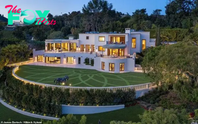 B83.Disgraced billionaire Steve Wynn puts his Beverly Hills super mansion on the market for $110 million. The luxury property boasts 11 bedrooms and 20 bathrooms, offering unparalleled luxury living.