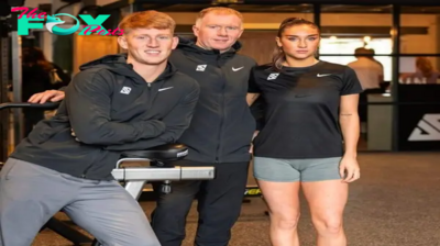 tl.Manchester United legend Paul Scholes has opened a £500,000 gym in Oldham, alongside his son and daughter.