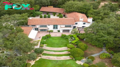 B83.Exploring Oprah’s extensive $127 million property portfolio unveils a glimpse into her lavish lifestyle, as she recently sold one of her houses to none other than Jennifer Aniston.