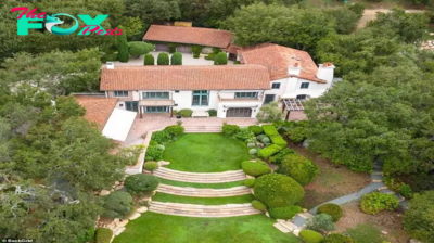 b83.Inside Oprah’s $127 million property portfolio as she sells one of her houses to Jennifer Aniston.